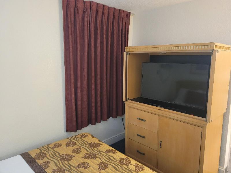 Queens Lodge Motel image