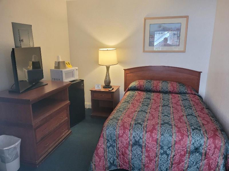 Queens Lodge Motel image