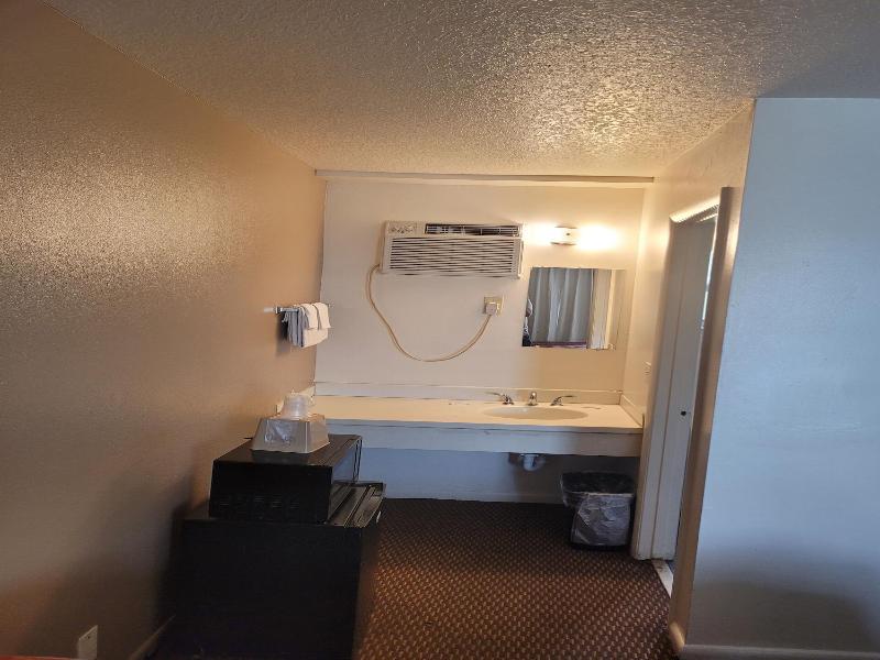 Queens Lodge Motel image