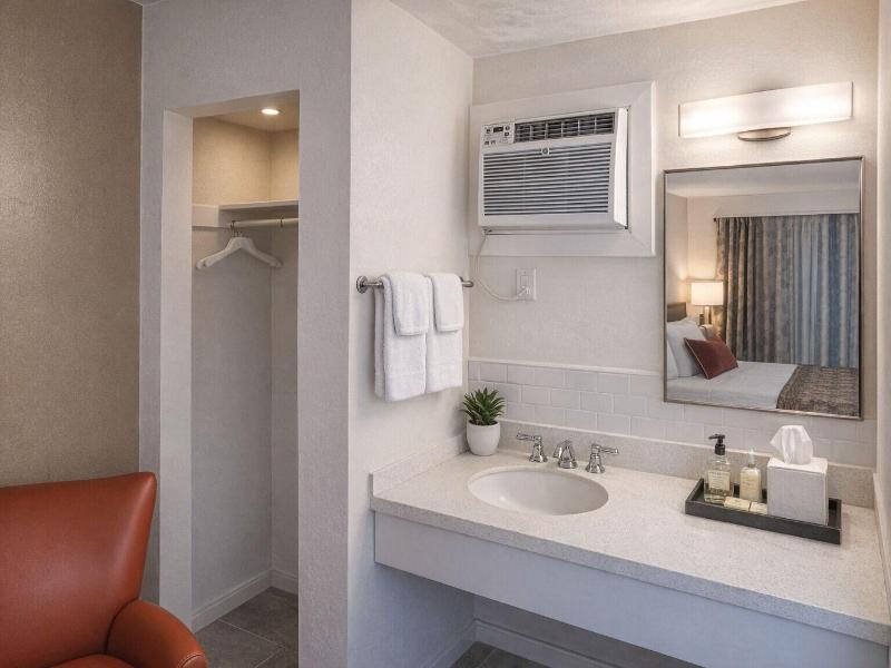 Queens Lodge Motel image