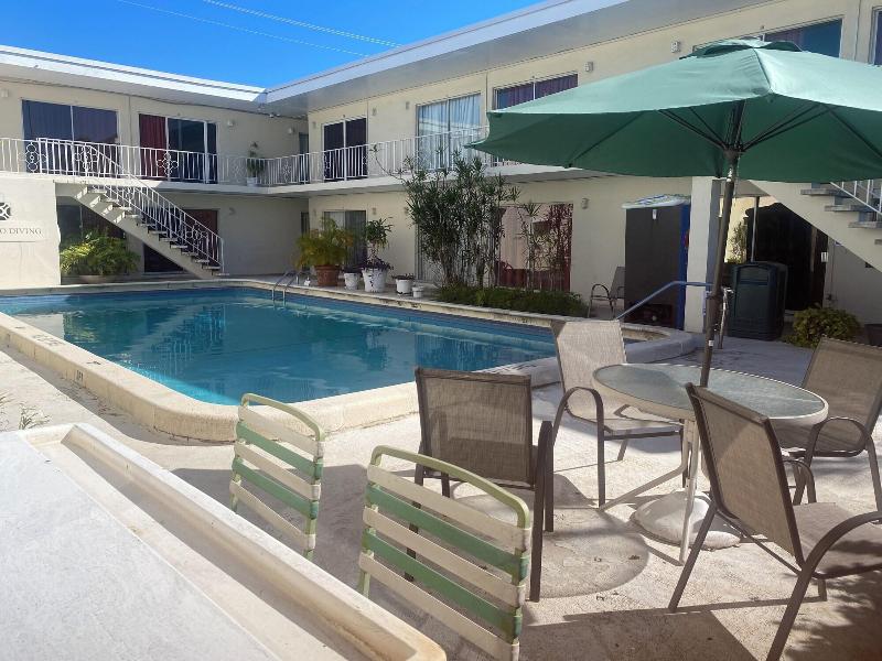 Queens Lodge Motel image