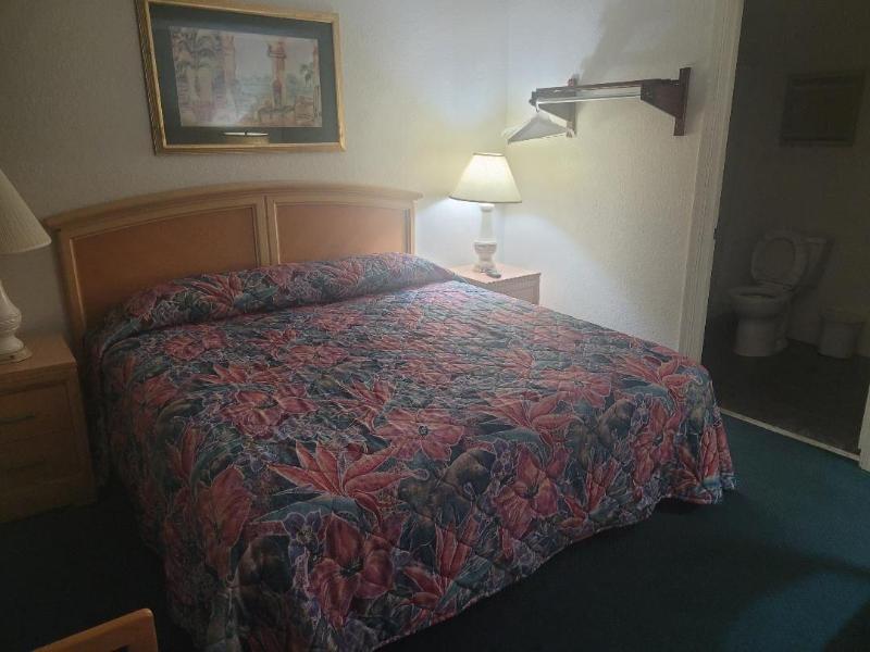 Queens Lodge Motel image