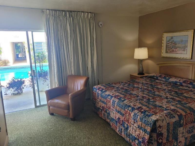 Queens Lodge Motel image