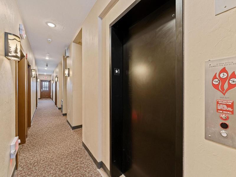 Wagon Wheel Hotel image