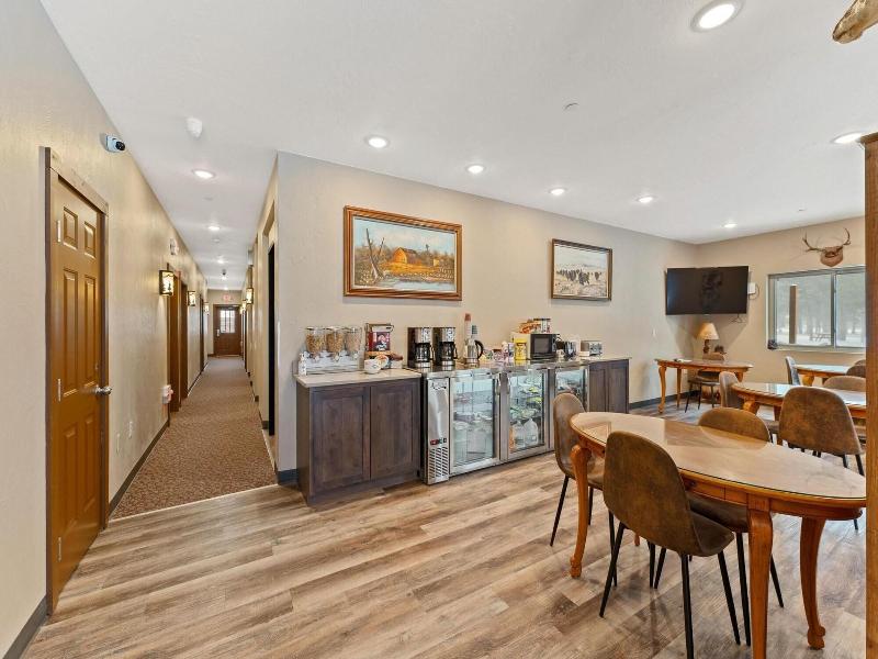 Wagon Wheel Hotel image