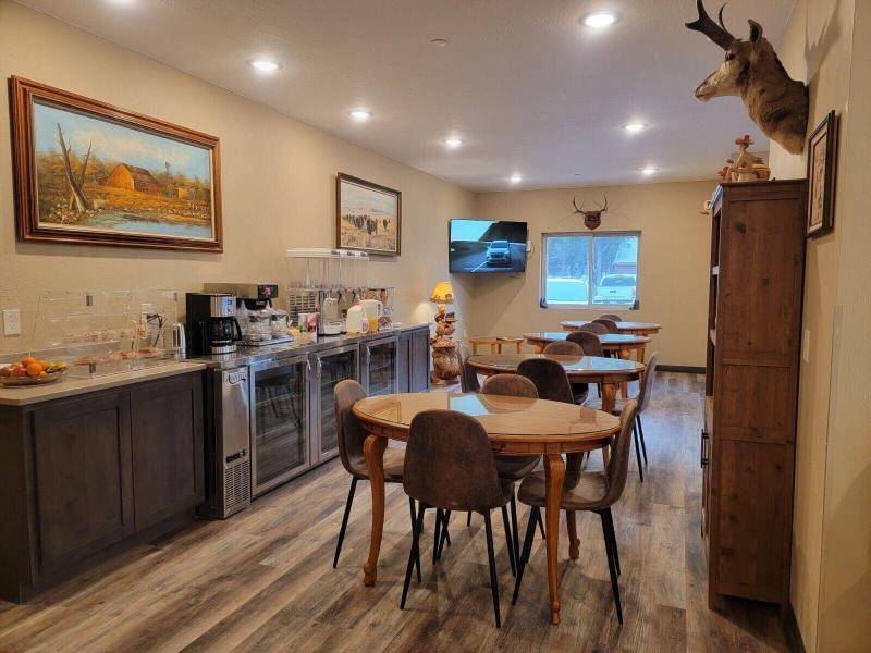 Wagon Wheel Hotel image