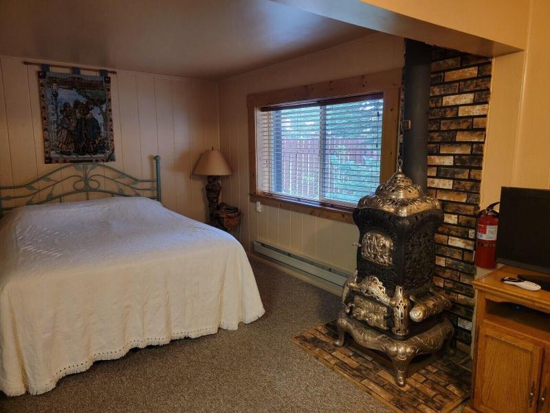 Wagon Wheel Hotel image