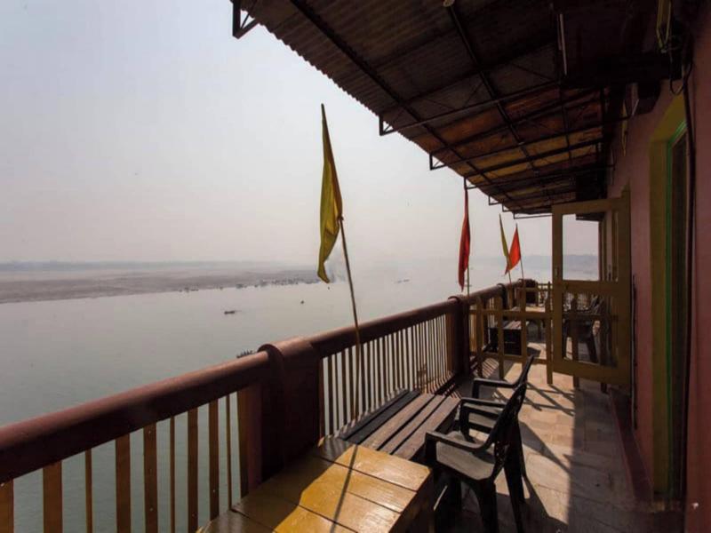 Sada Shiv Guest House Near Ganga River image