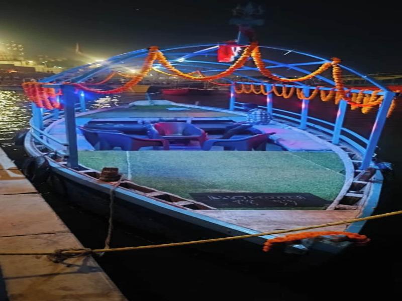 Sada Shiv Guest House Near Ganga River image