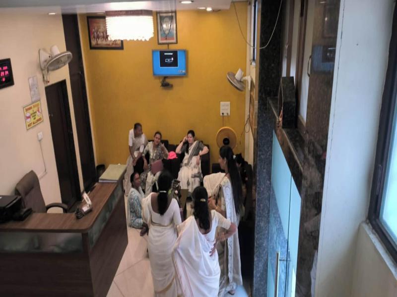Sada Shiv Guest House Near Ganga River image