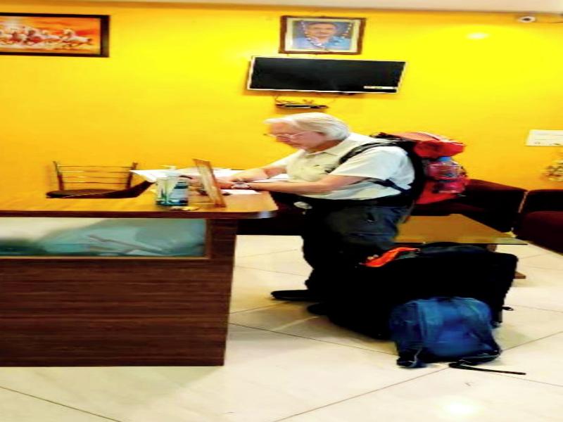 Sada Shiv Guest House Near Ganga River image