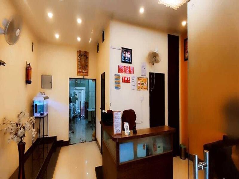 Sada Shiv Guest House Near Ganga River image