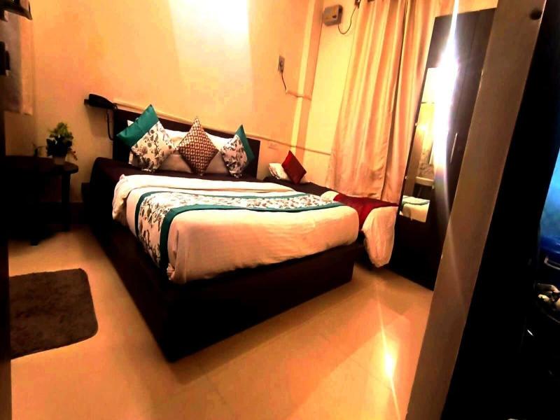 Sada Shiv Guest House Near Ganga River image