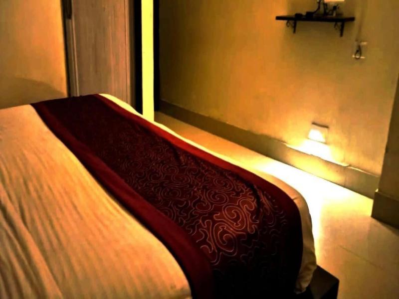 Sada Shiv Guest House Near Ganga River image