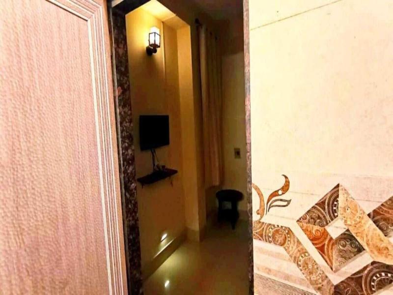 Sada Shiv Guest House Near Ganga River image