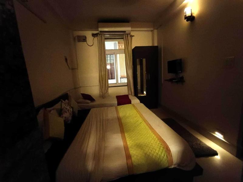 Sada Shiv Guest House Near Ganga River image