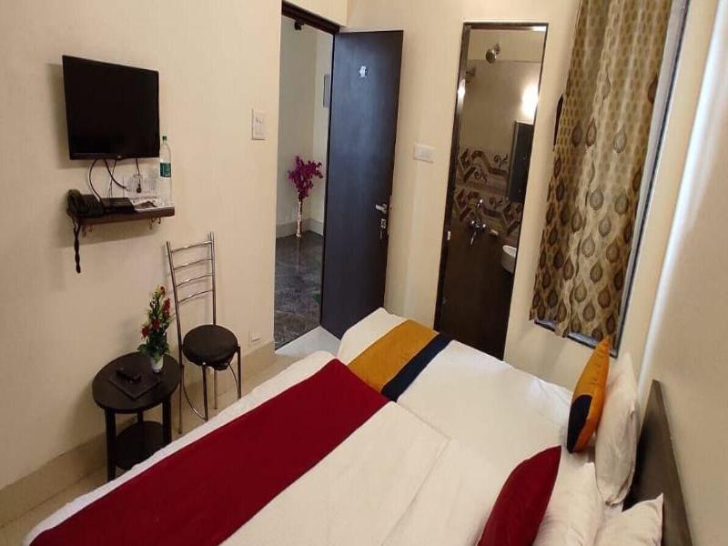 Sada Shiv Guest House Near Ganga River image