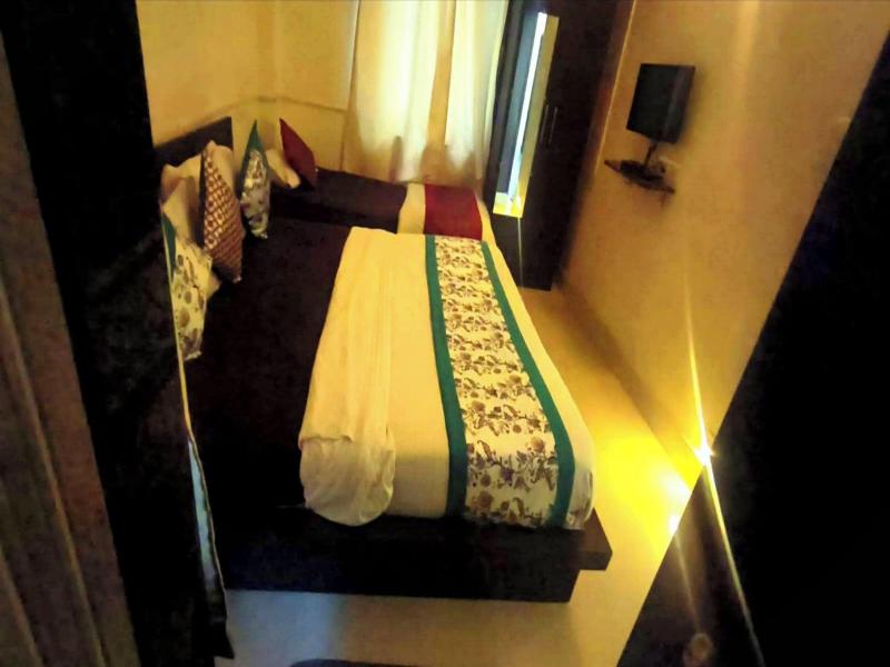 Sada Shiv Guest House Near Ganga River image