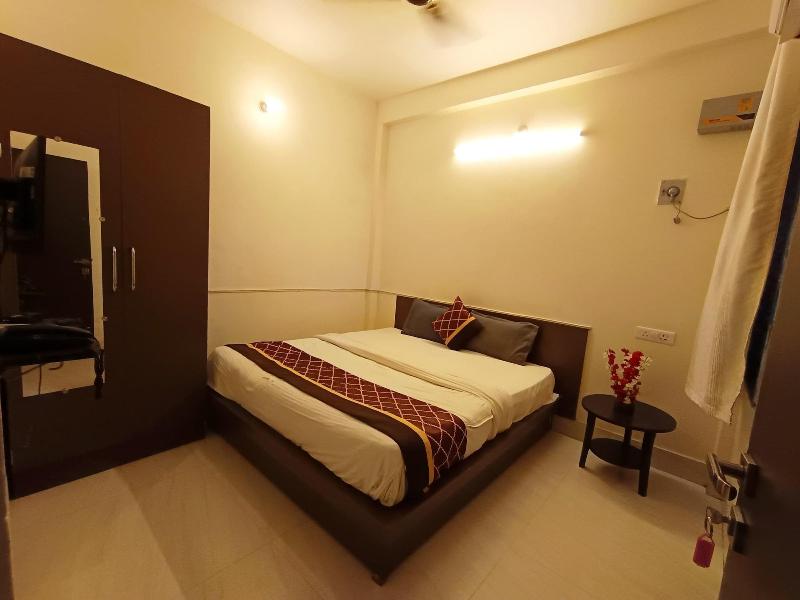 Sada Shiv Guest House Near Ganga River image