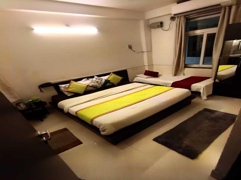 Sada Shiv Guest House Near Ganga River image