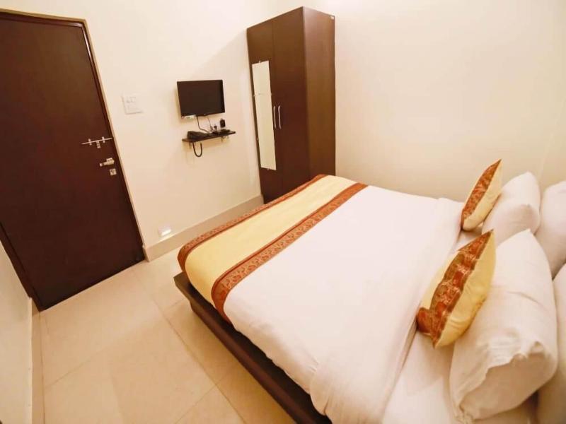 Sada Shiv Guest House Near Ganga River image