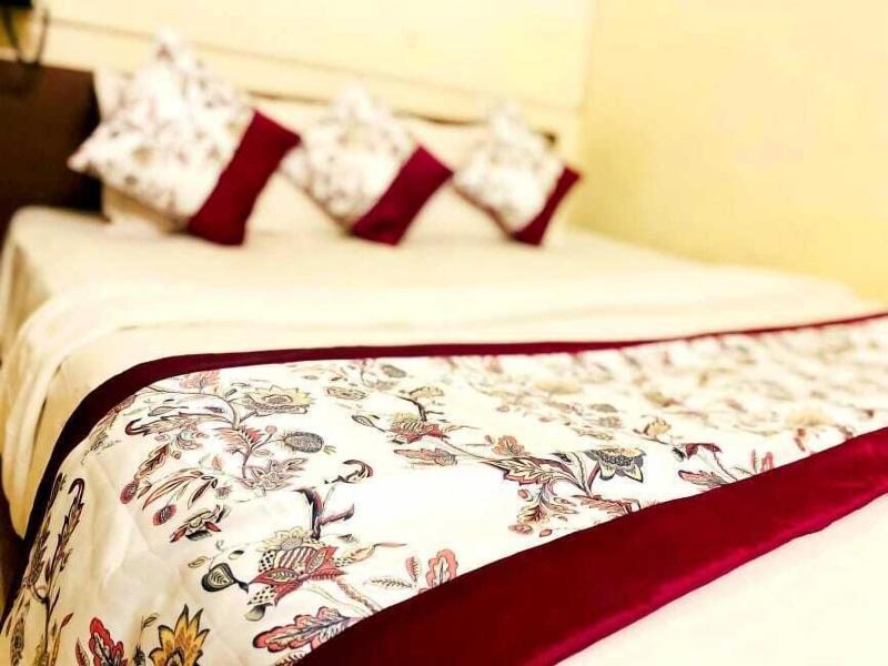 Sada Shiv Guest House Near Ganga River image