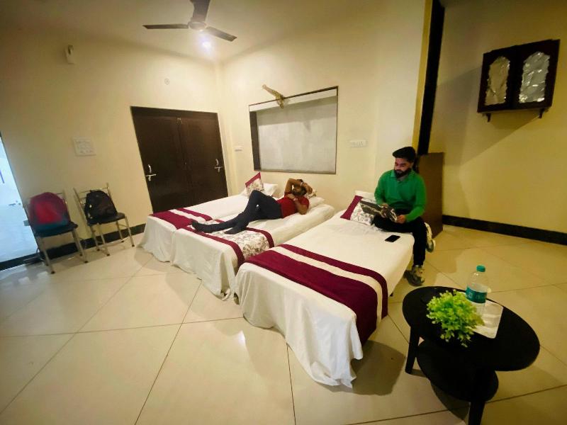 Sada Shiv Guest House Near Ganga River image