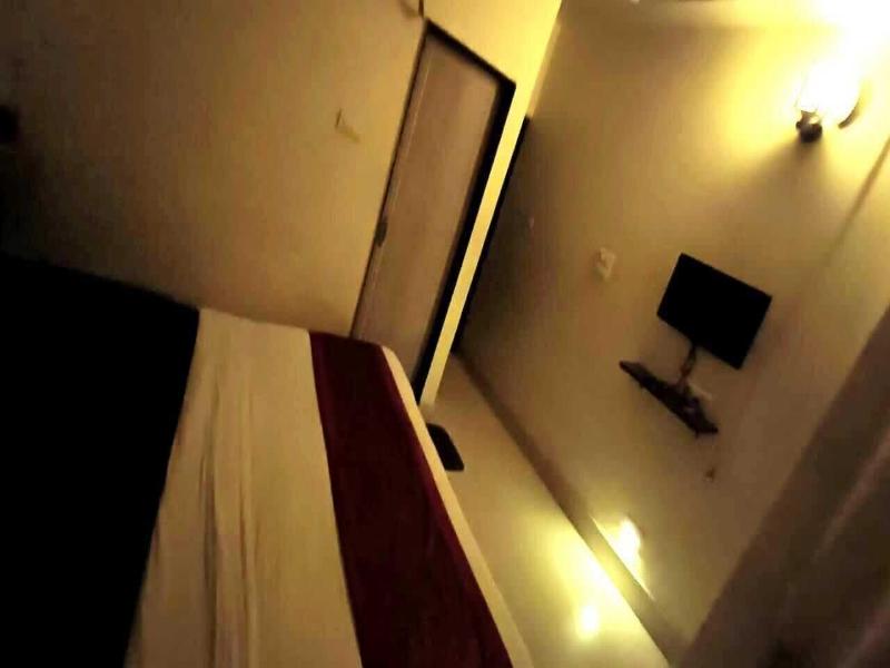 Sada Shiv Guest House Near Ganga River image