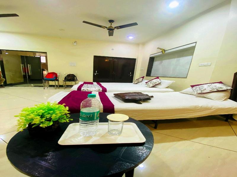 Sada Shiv Guest House Near Ganga River image
