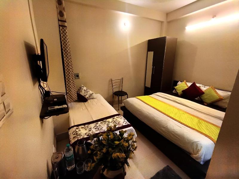 Sada Shiv Guest House Near Ganga River image