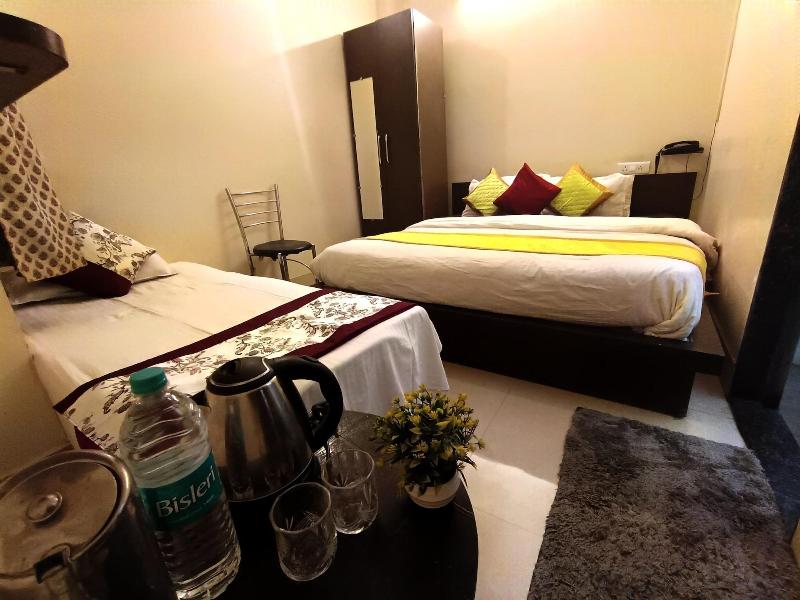 Sada Shiv Guest House Near Ganga River image