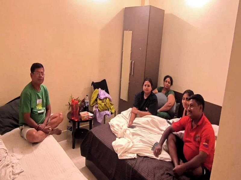 Sada Shiv Guest House Near Ganga River image