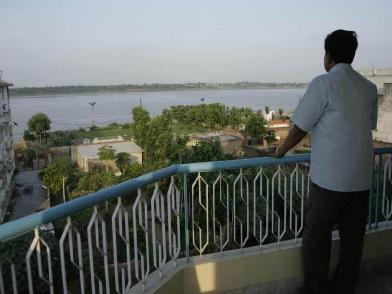 Sada Shiv Guest House Near Ganga River image