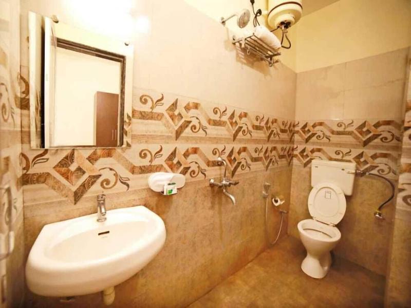 Sada Shiv Guest House Near Ganga River image