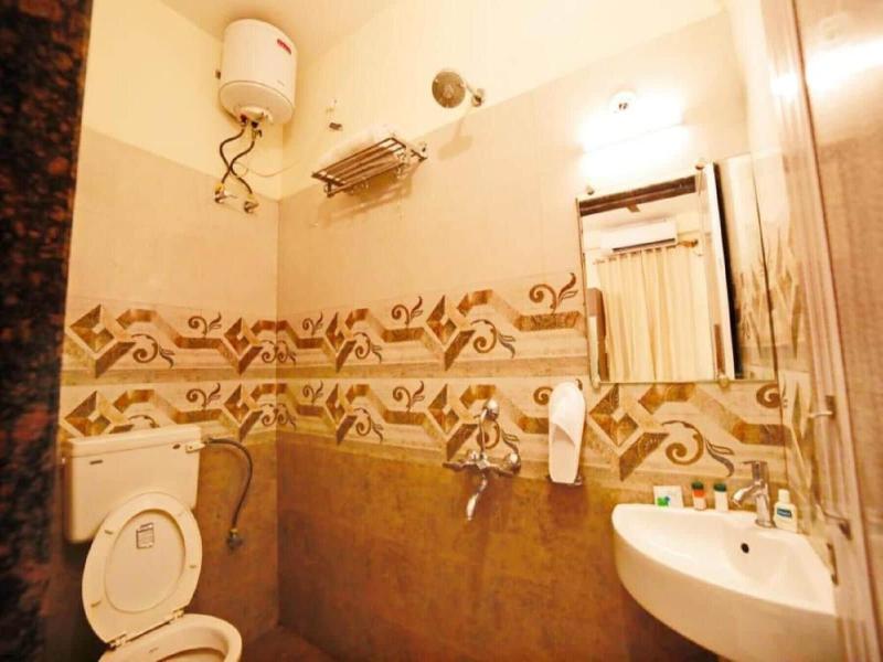 Sada Shiv Guest House Near Ganga River image