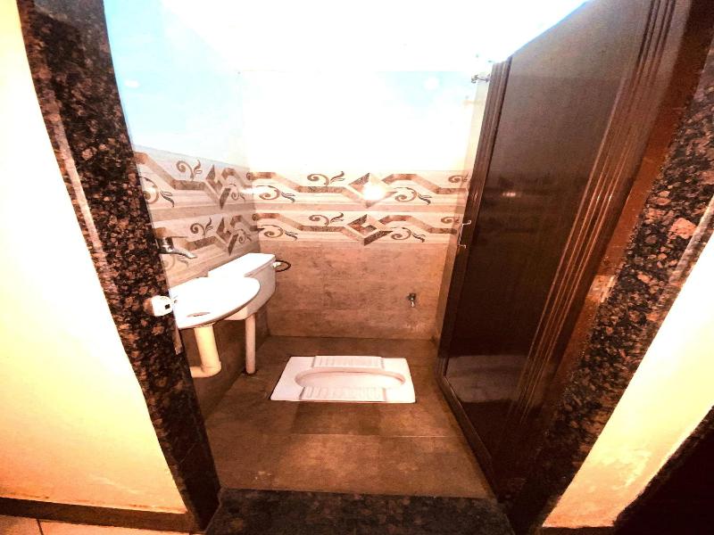 Sada Shiv Guest House Near Ganga River image