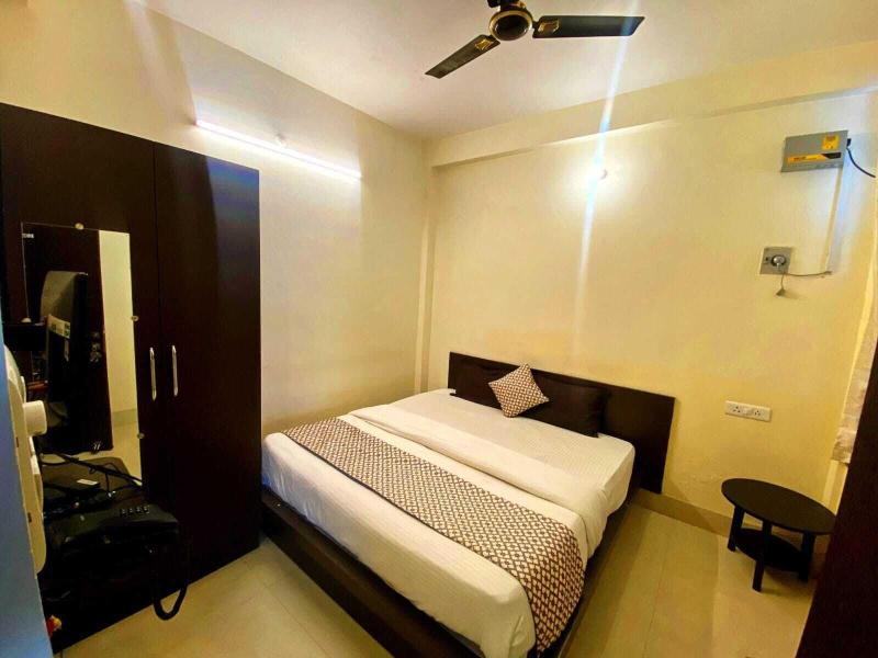 Sada Shiv Guest House Near Ganga River image