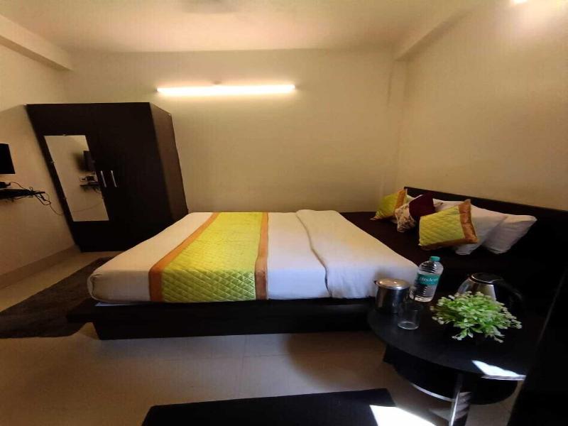 Sada Shiv Guest House Near Ganga River image