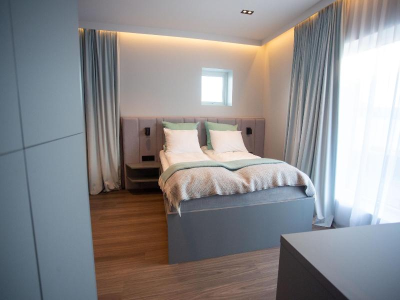 FAMILY ROOM QUEEN SIZE BED