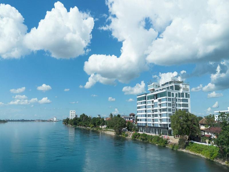 One Riviera Hotel And Residences image