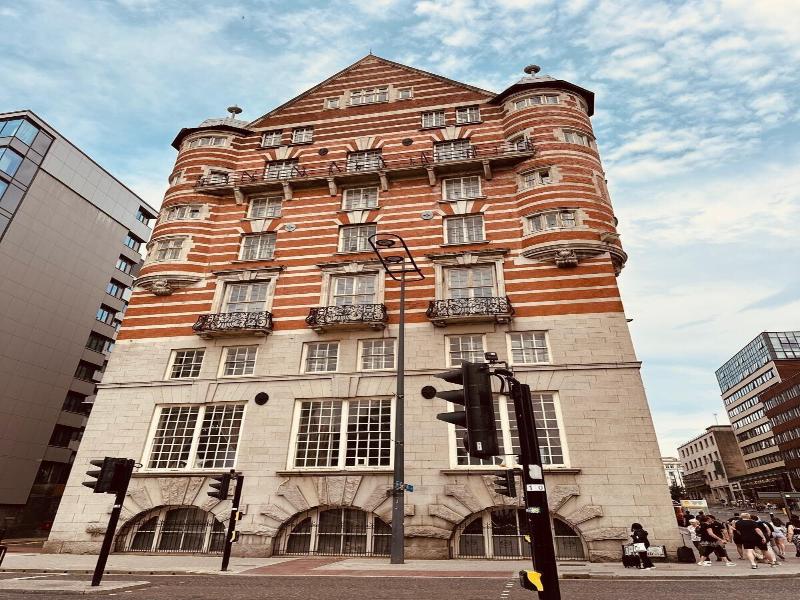 White Star Line Hotel image