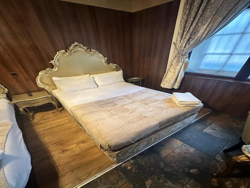 White Star Line Hotel image