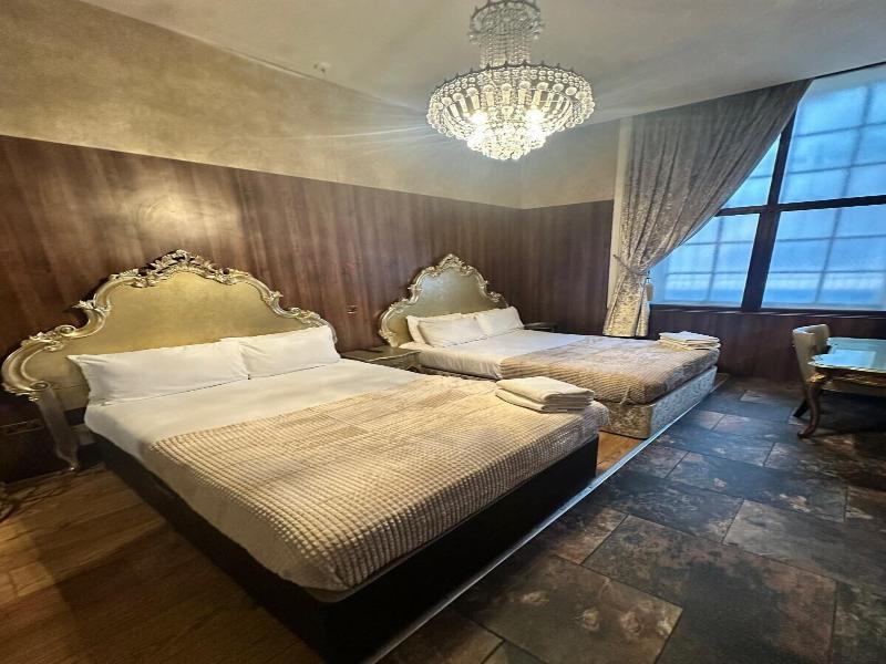 White Star Line Hotel image