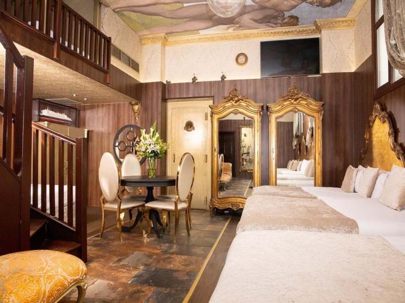 White Star Line Hotel image