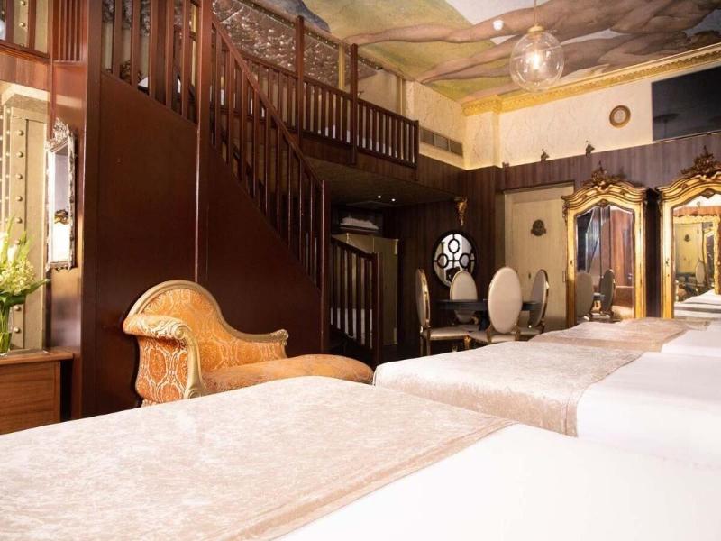 White Star Line Hotel image