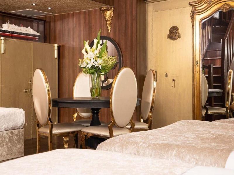 White Star Line Hotel image