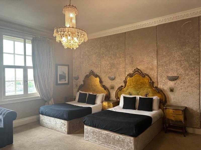 White Star Line Hotel image