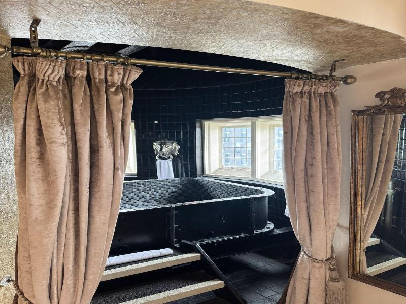 White Star Line Hotel image