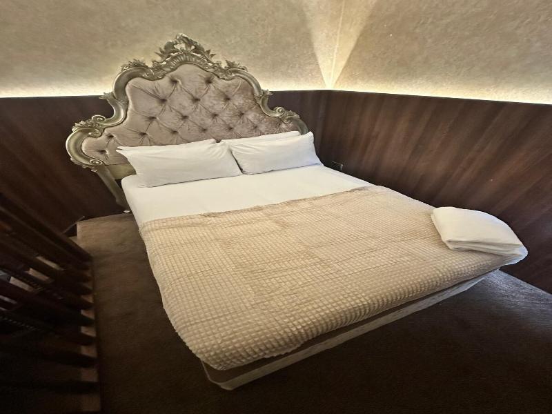 White Star Line Hotel image