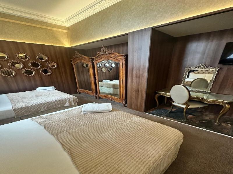 White Star Line Hotel image